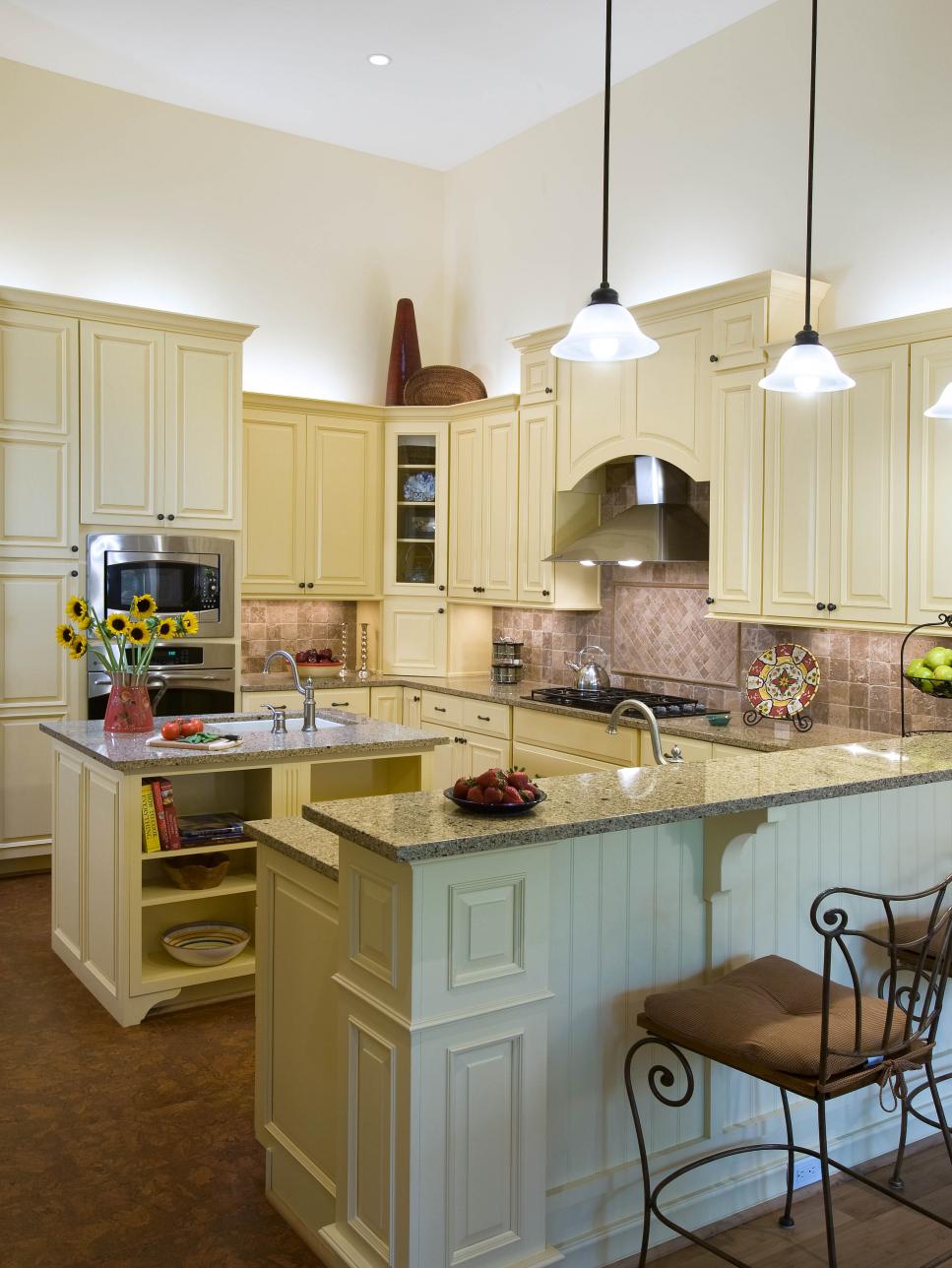 Off-White Cottage Kitchen with Island