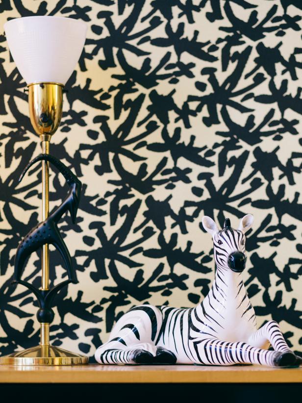 Black and White Pattern Wallpaper With Animal Table Display Black and White Pattern Wallpaper With Animal Table Display