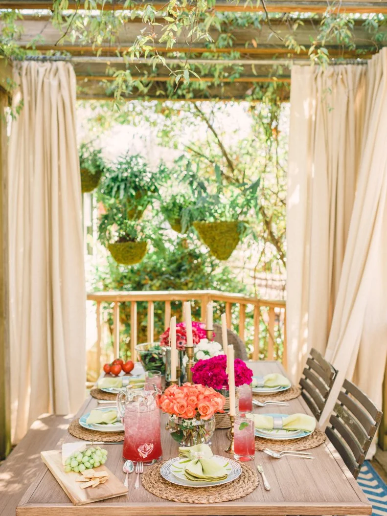 Outdoor Contemporary Dining Area 
