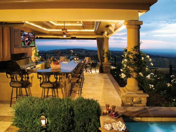 Luxurious Outdoor Kitchen and Bar With a View Luxurious Outdoor Kitchen and Bar With a View
