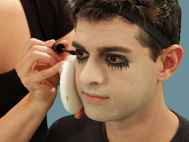 Add a coat of black mascara to be sure the eyes are dark all the way around.