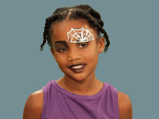 To give a makeup web more dimension, use black face paint or liquid black eyeliner to outline different parts of the web. Pick a few areas to accent and follow just outside the white line.