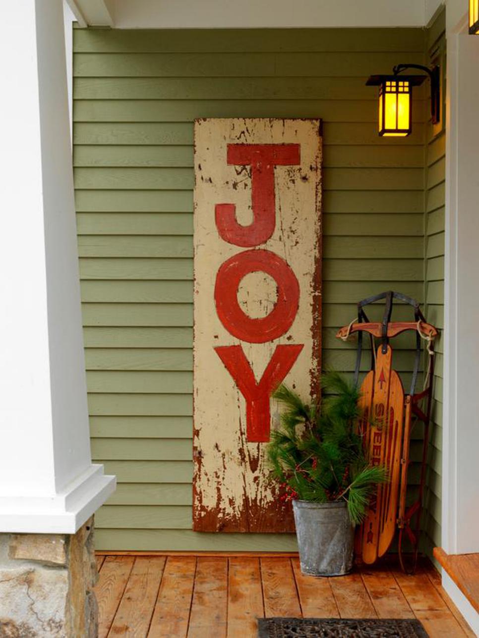Reclaimed Wood Holiday Decorating Ideas | HGTV