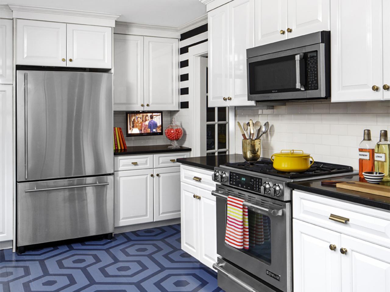 Kitchen Cabinets Light On Top And Dark On Bottom Pictures two-toned kitchen cabinets: pictures & ideas from hgtv | hgtv Kitchen Cabinets Light On Top And Dark On Bottom Pictures two-toned kitchen cabinets: pictures & ideas from hgtv | hgtv