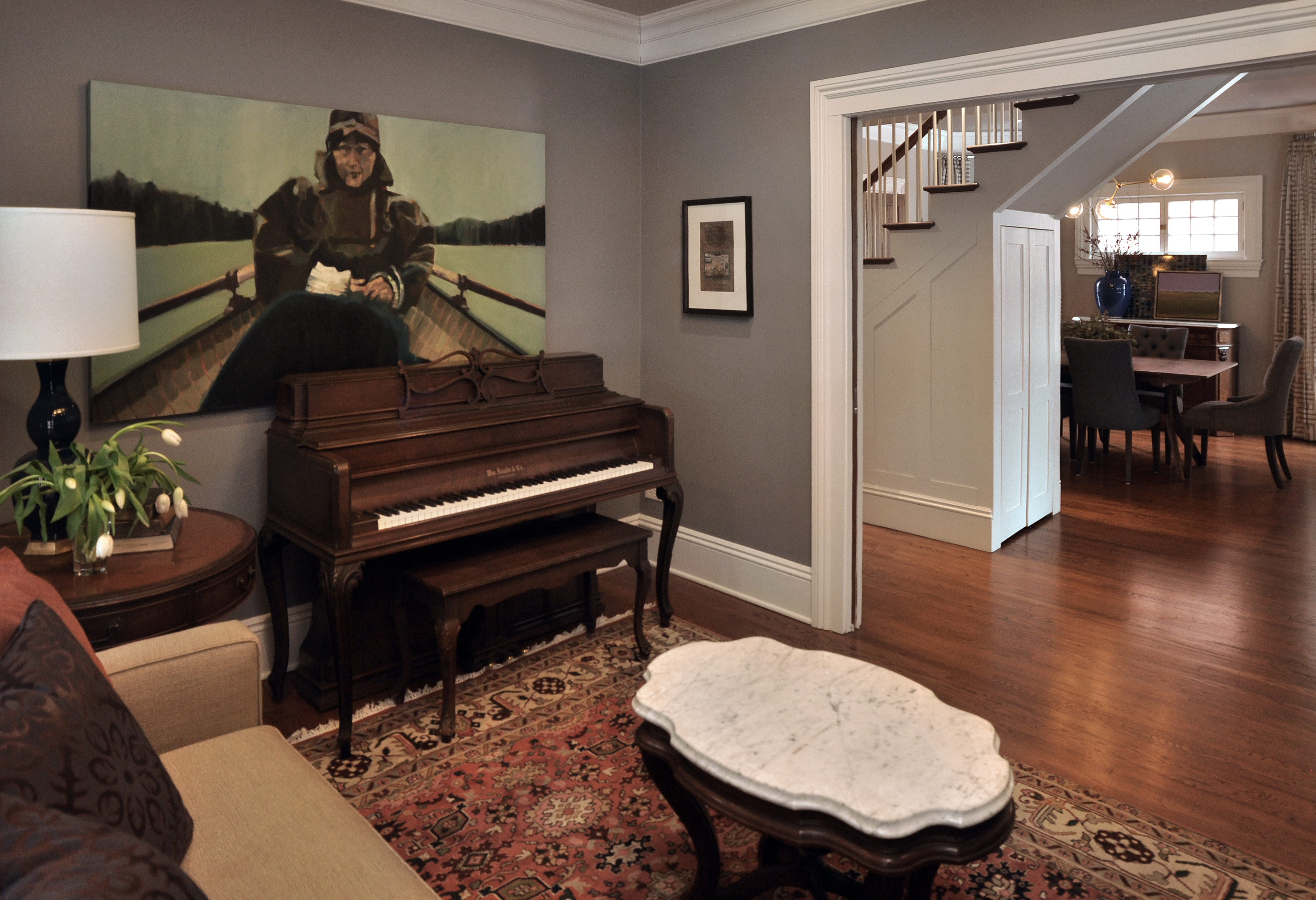 пианино в интерьере маленькой гостиной