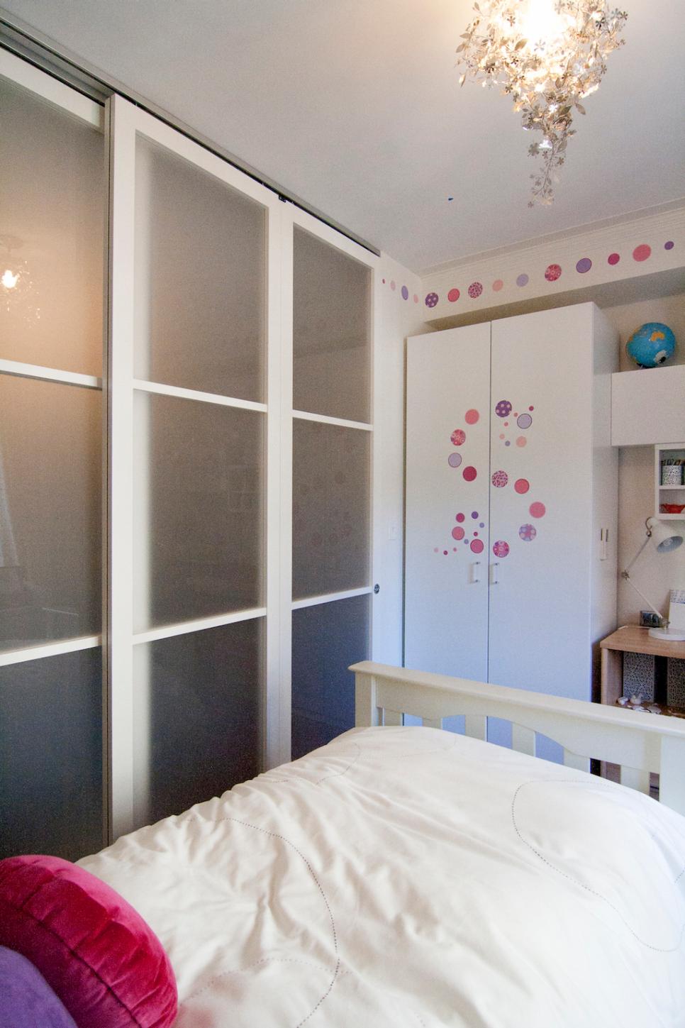 Small Girl's Bedroom With Large Wardrobe Contemporary White Girl's Room