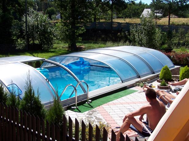 An Outdoor Pool with a Retractable Enclosure for All Season Adaptation An Outdoor Pool with a Retractable Enclosure for All Season Adaptation