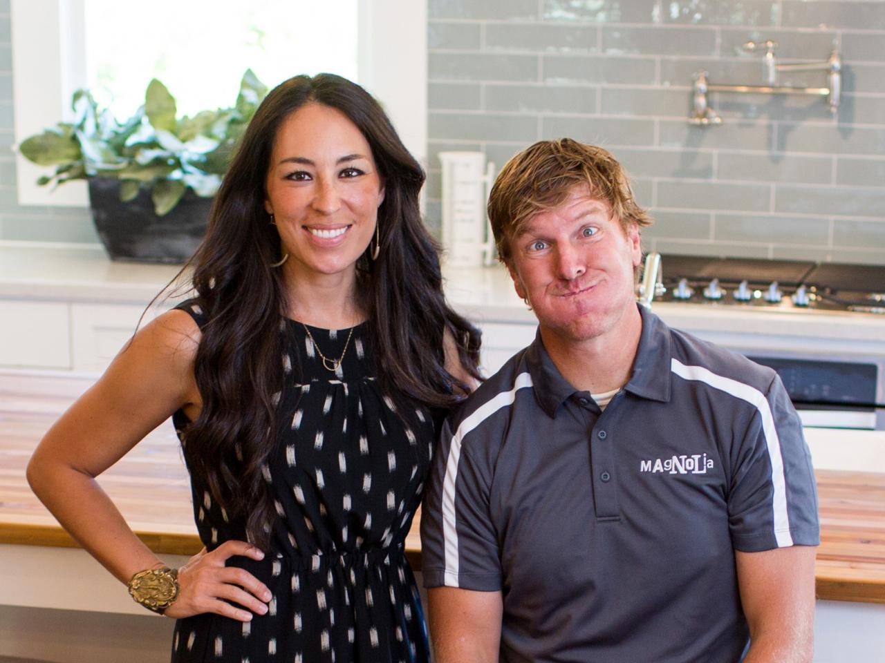  Spend a Day with Fixer Upper Hosts Chip and Joanna Gaines's Fixer Upper With Chip and Joanna Gaines