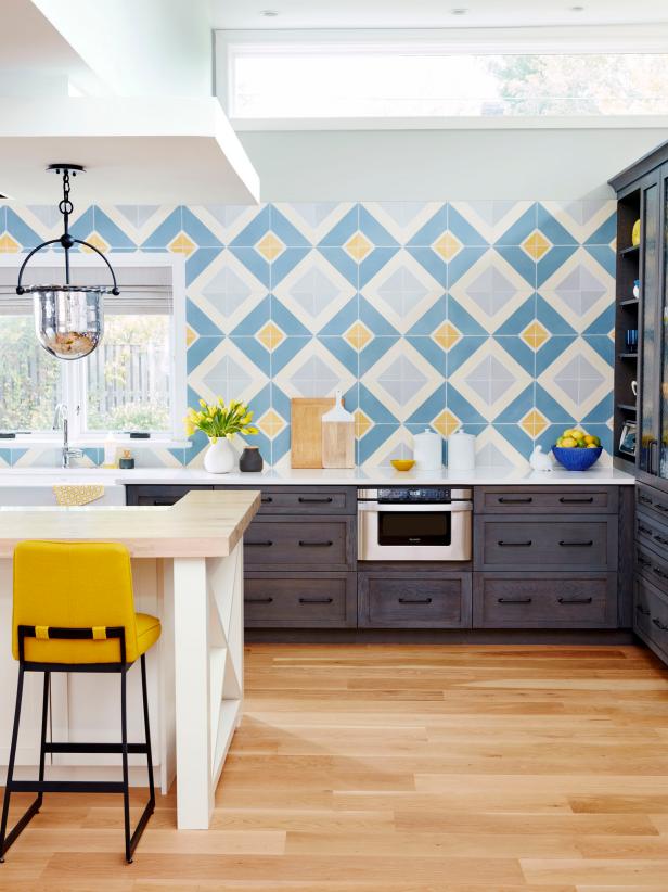Modern-Meets-Traditional Kitchen With Oversize Tile Backsplash Modern-Meets-Traditional Kitchen With Oversize Tile Backsplash