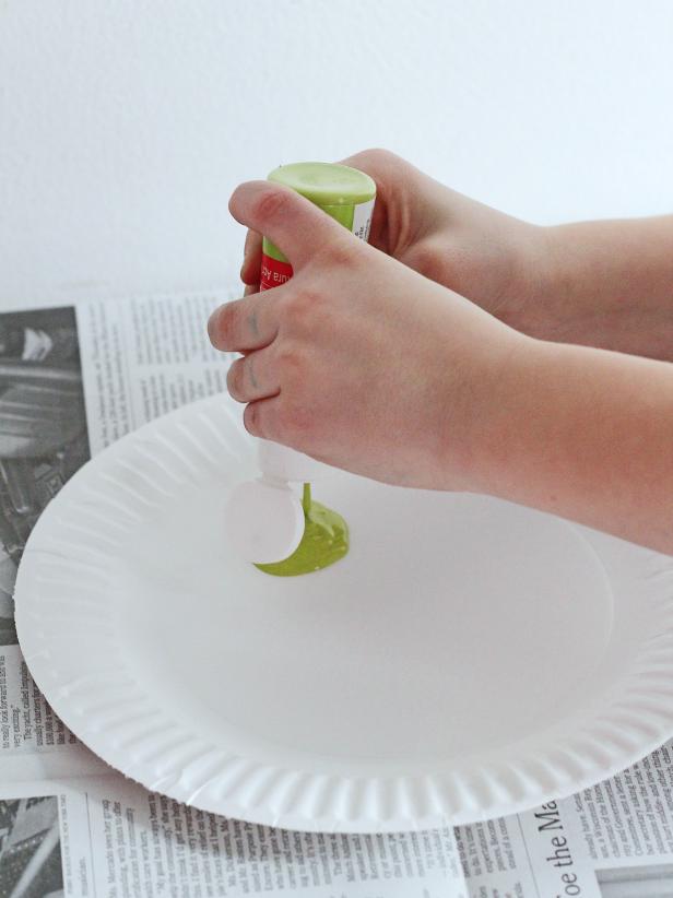 Apply Paint to Paper Plate Apply Paint to Paper Plate