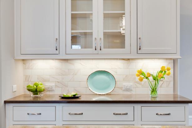 Shaker Cabinets With Under-Cabinet Lighting Shaker Cabinets With Under-Cabinet Lighting