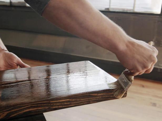 Make an industrial-style bench using only two materials - galvanized pipes and a wood board.