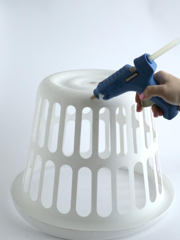 Turn the basket upside down. Glue the end of the white rope onto the basket.