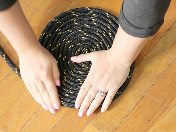 Hold the coil down with your hands so it doesnât unravel.
