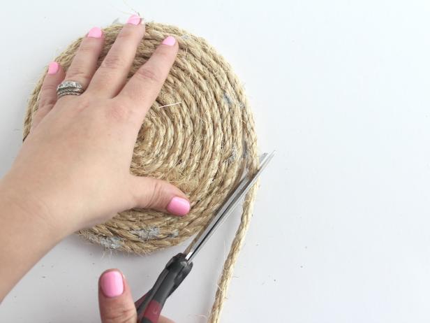 Make one additional coil of rope on the outside of the wooden circle. Glue and cut the end of the rope.