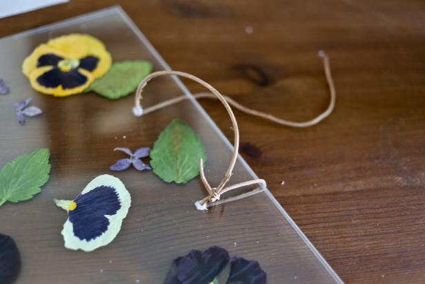 Make an easy botanical tray using pressed flowers and plexiglass for Mom this Mother's Day.