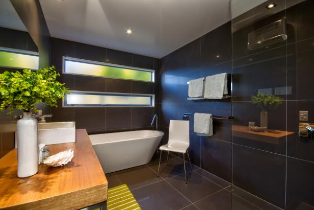 Spa Bathroom: Lake Wakatipu Home in Queenstown, New Zealand