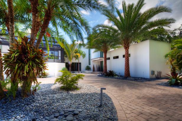 Contemporary Beach House Features Tropical Landscape Contemporary Beach House Features Tropical Landscape