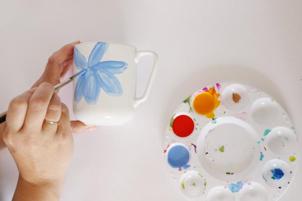 The first step to creating large, pretty flowers is to paint an abstract, floral-type shape. You donât need to get too detailed here, since weâll add the detail with the paint marker.