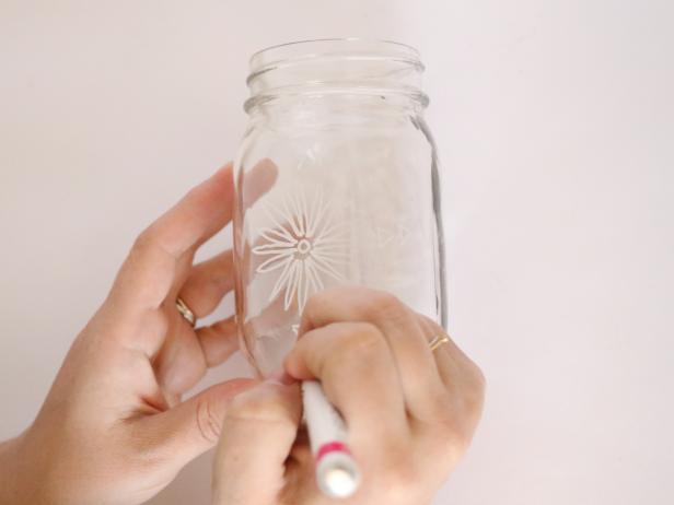 With a few simple drawing techniques, make these bohemian-inspired jars to decorate your home.