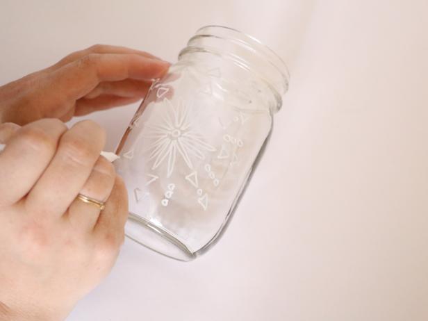 With a few simple drawing techniques, make these bohemian-inspired jars to decorate your home.