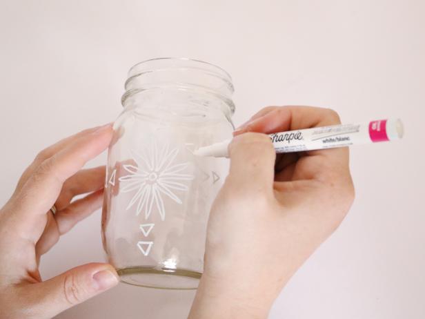 With a few simple drawing techniques, make these bohemian-inspired jars to decorate your home.