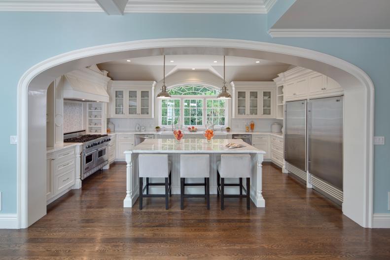 Traditional Chef's Kitchen With White Cabinets, Large Island