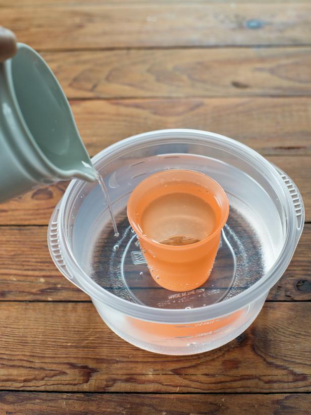Pour Water in Containers Pour Water in Containers