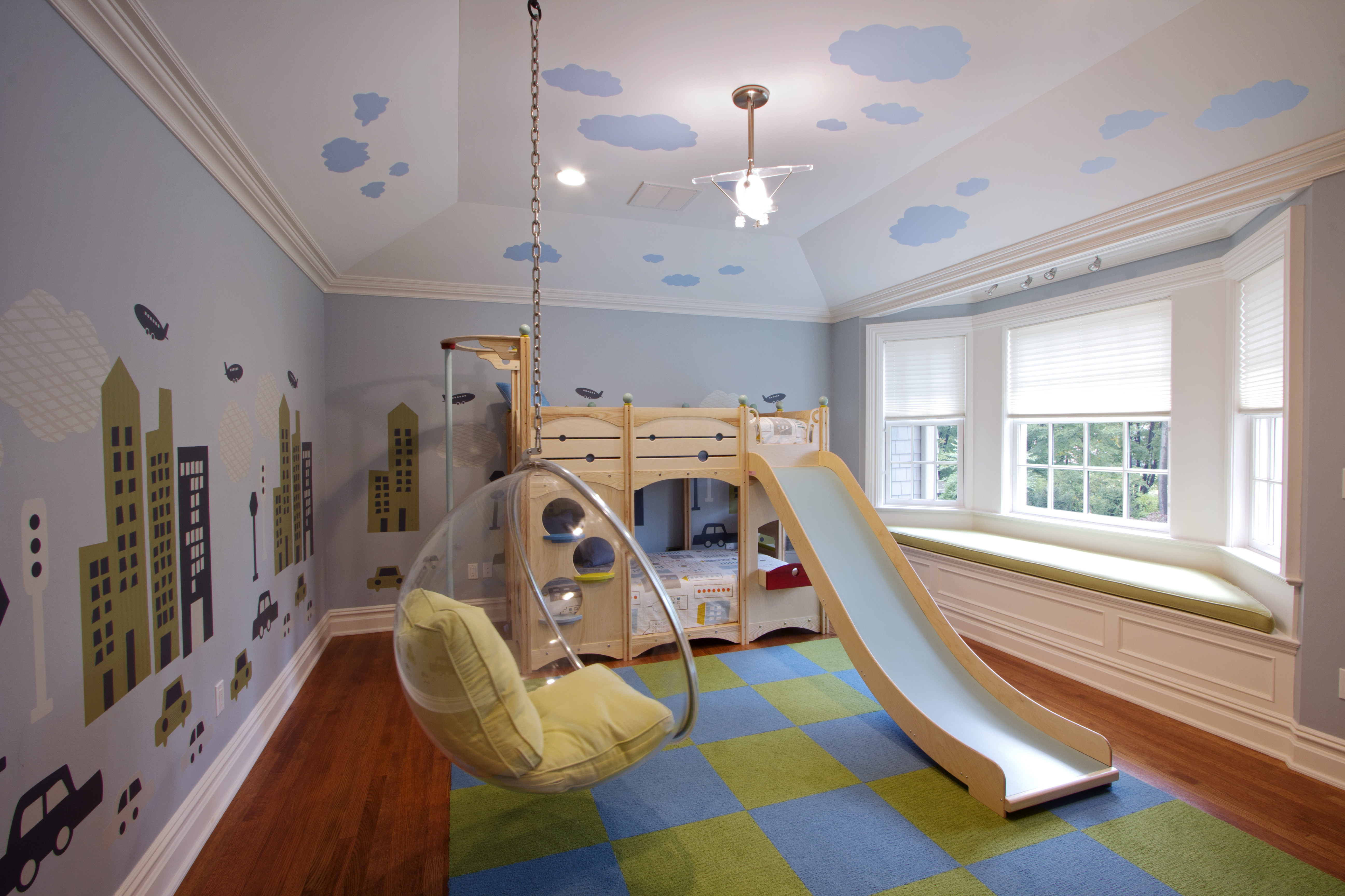 Интерьер детской комнаты с качелями