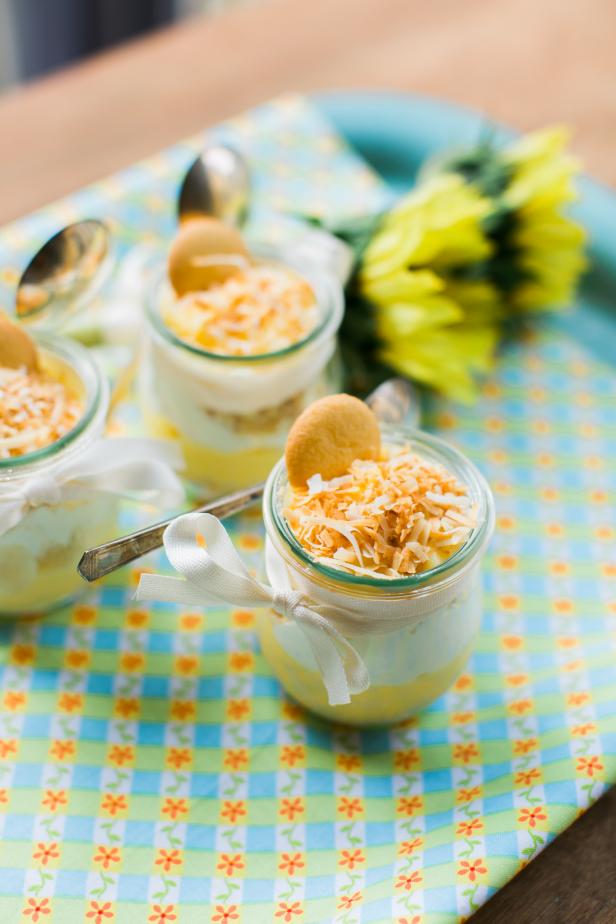 With a few simple layers and some clever presentation, this cute little banana pudding jar will have kids (and adults) wanting more!