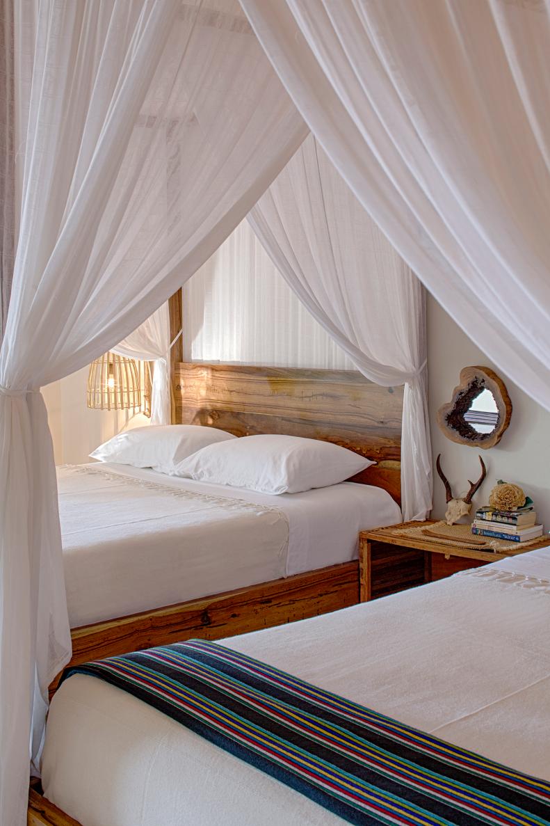 Canopy Beds With White Curtains