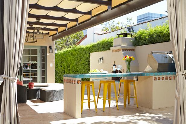 Southwestern-Style Patio With Cooking Station and Countertop Southwestern-Style Patio With Cooking Station and Countertop