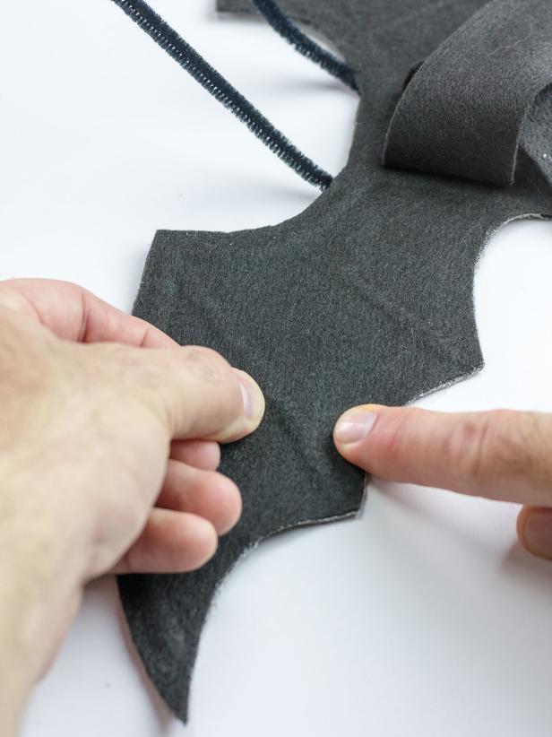 Press the wings together, being sure to really press the felt together around each pipe cleaner.
