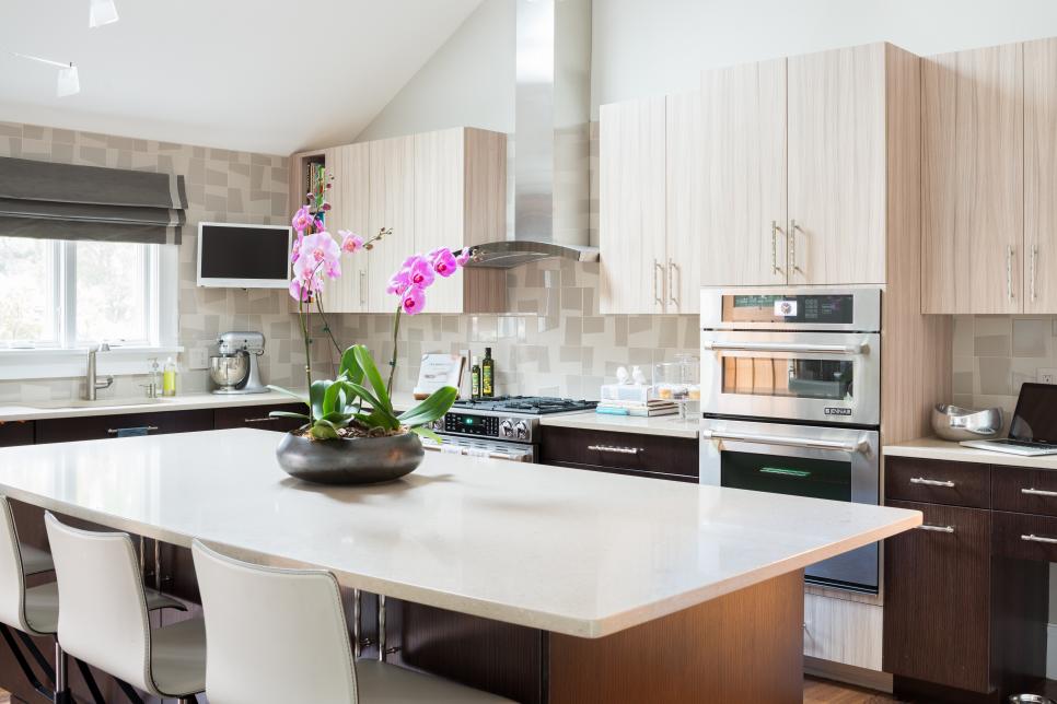 Two-toned Midcentury Modern Kitchen Sophisticated Midcentury Modern Kitchen