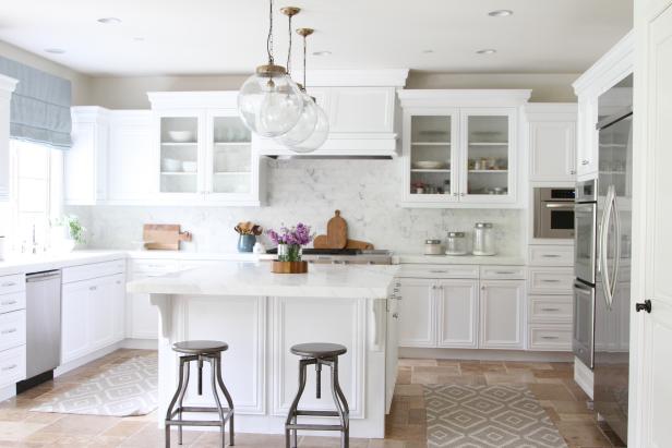 White Coastal Kitchen is Family-Friendly White Coastal Kitchen is Family-Friendly