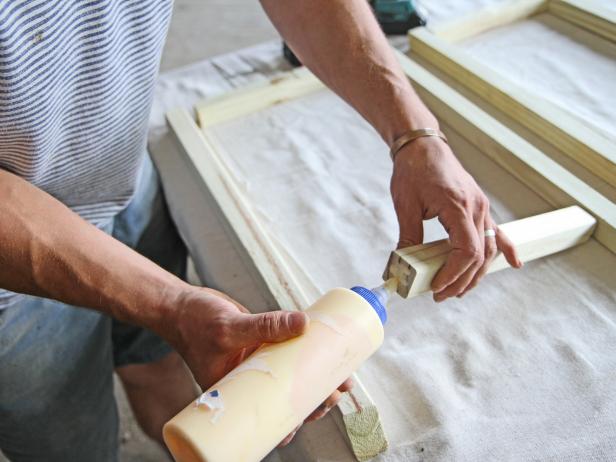 Apply wood glue to each end of the cross brace.