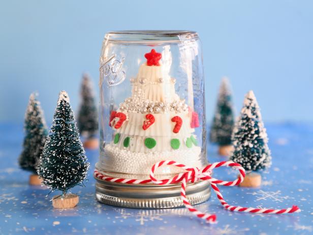 Peanut butter cups and cookies come together in this charming Christmas treat.