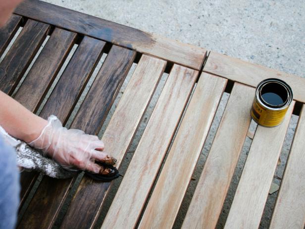 Outdoor Wood Chaise Longue Makeover: Stain the Furniture Outdoor Wood Chaise Longue Makeover: Stain the Furniture
