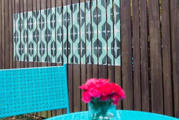 We all know fences make good neighbors but they’re also a blank canvas just waiting to be graced with some fabulous design, like this easy to transfer midcentury geometric printable.