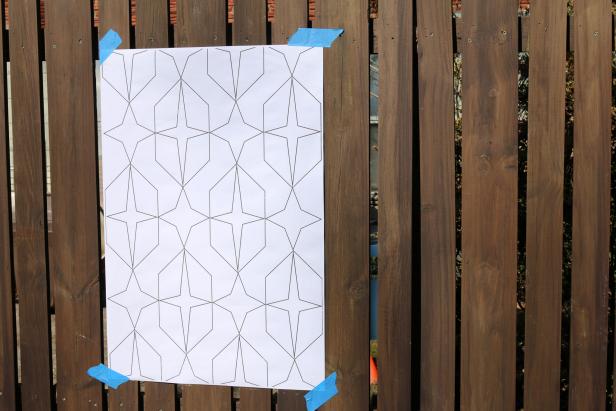 We all know fences make good neighbors but they’re also a blank canvas just waiting to be graced with some fabulous design, like this easy to transfer midcentury geometric printable.