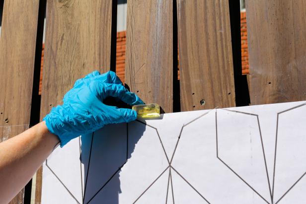 We all know fences make good neighbors but they’re also a blank canvas just waiting to be graced with some fabulous design, like this easy to transfer midcentury geometric printable.