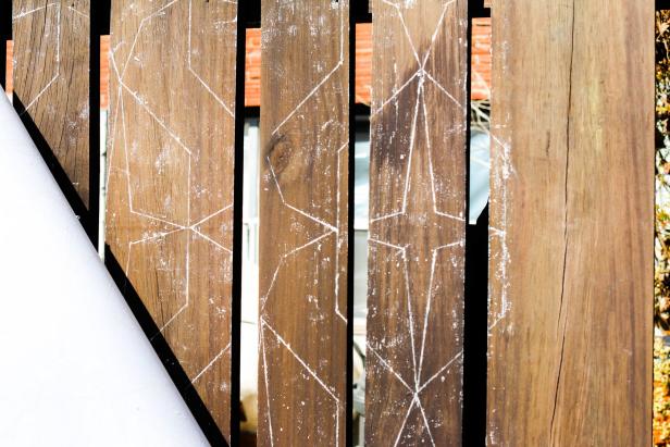 We all know fences make good neighbors but they’re also a blank canvas just waiting to be graced with some fabulous design, like this easy to transfer midcentury geometric printable.