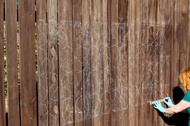 We all know fences make good neighbors but they’re also a blank canvas just waiting to be graced with some fabulous design, like this easy to transfer midcentury geometric printable.