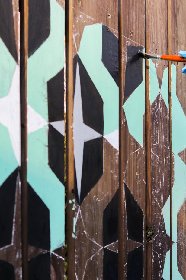 We all know fences make good neighbors but they’re also a blank canvas just waiting to be graced with some fabulous design, like this easy to transfer midcentury geometric printable.