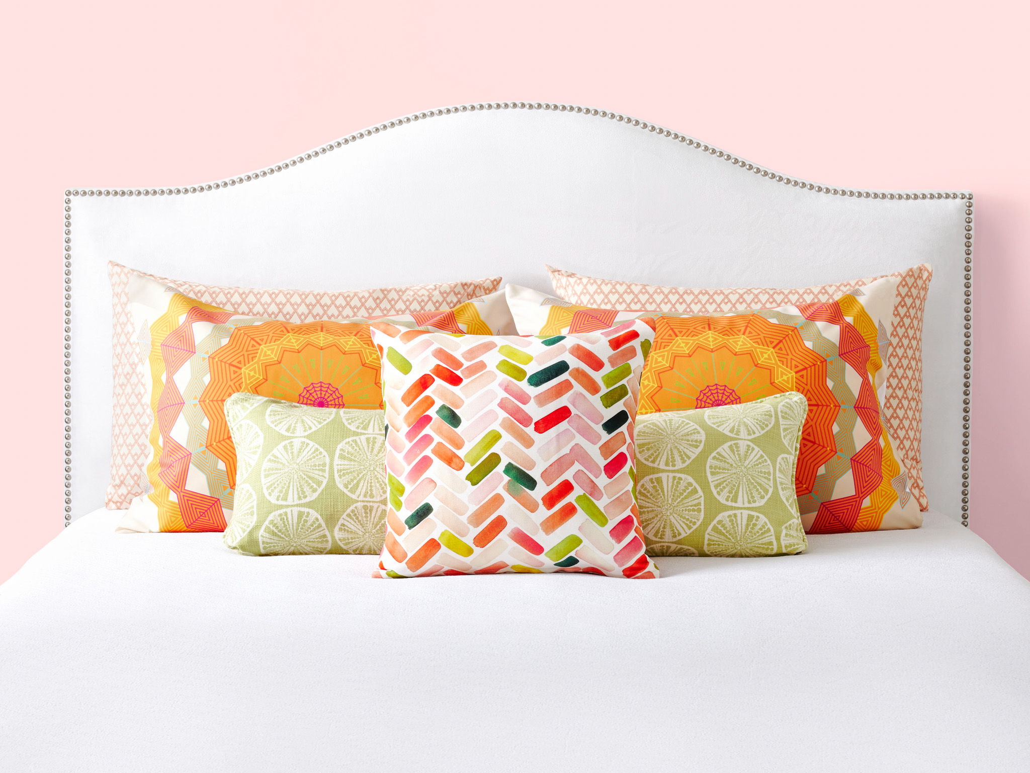 Разноцветные подушки на кровати