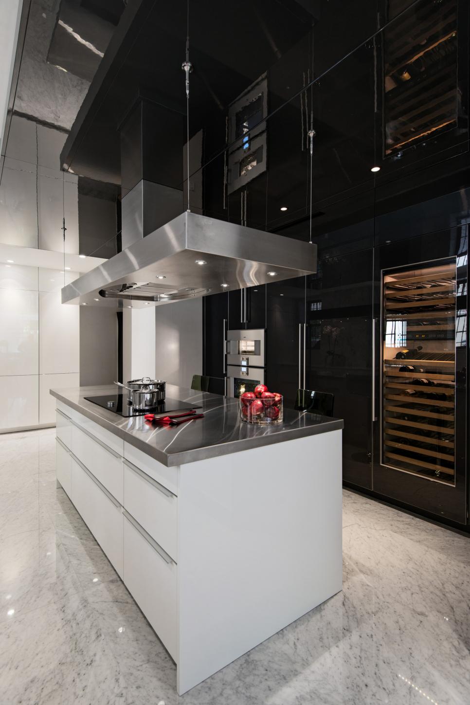 Sleek Kitchen Island Gives Plenty of Work Space to Modern Kitchen Modern Kitchen with Work Space in Large Kitchen Island