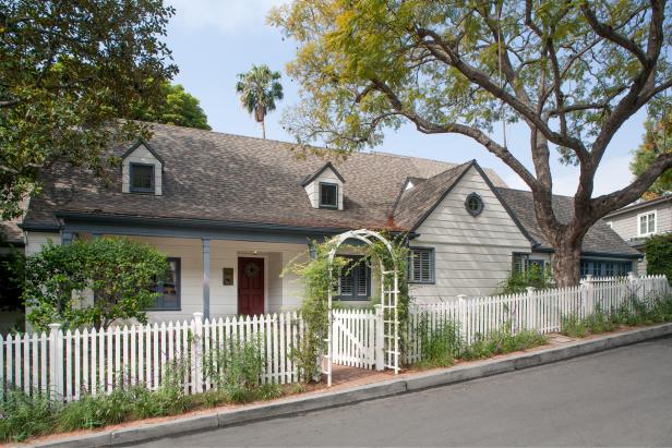 Single-Family Ranch House With Cheerful Exterior Single-Family Ranch House With Cheerful Exterior