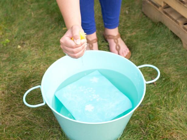 Arrange flowers on sun print paperLay a piece of acrylic over the flowers and paper to sharpen edges and ensure no sun sneaks beneath leaves of flowersPlace print in direct sunlight for 2-5 minutes or until the paper turns white.Rinse paper in waterHang to dry (on clothesline)