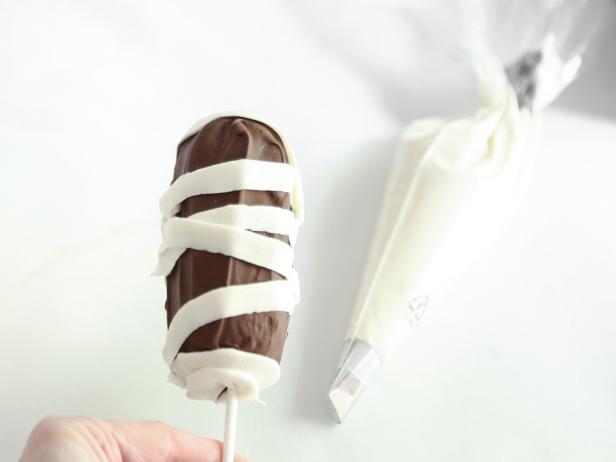 Mummy Snack Cake Pops: Step 3 Mummy Snack Cake Pops: Step 3