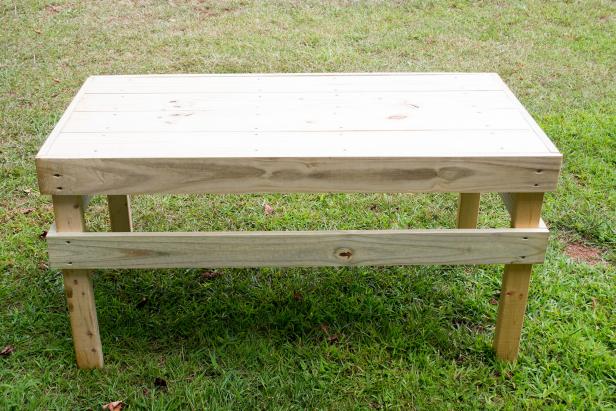 Use 1 ½ inch screws to secure the tabletop planks on the cross pieces.